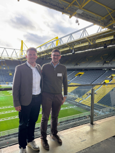 Wie wirtschaftliche Verantwortung im 21. Jahrhundert aussehen kann, wird auf der BAUM e.V. - Tagung im Signal Iduna Park deutlich. Borussia Dortmund präsentierte sich nicht nur als Gastgeber, sondern als Beispiel dafür, wie intrinsische Haltung, Technologie und strategische Entscheidungen ineinandergreifen – ganz ohne Druck von außen. Besonders sichtbar: die weltweit größte Stadion-PV-Anlage, der Plan, Scope-1 und Scope-2-Emissionen