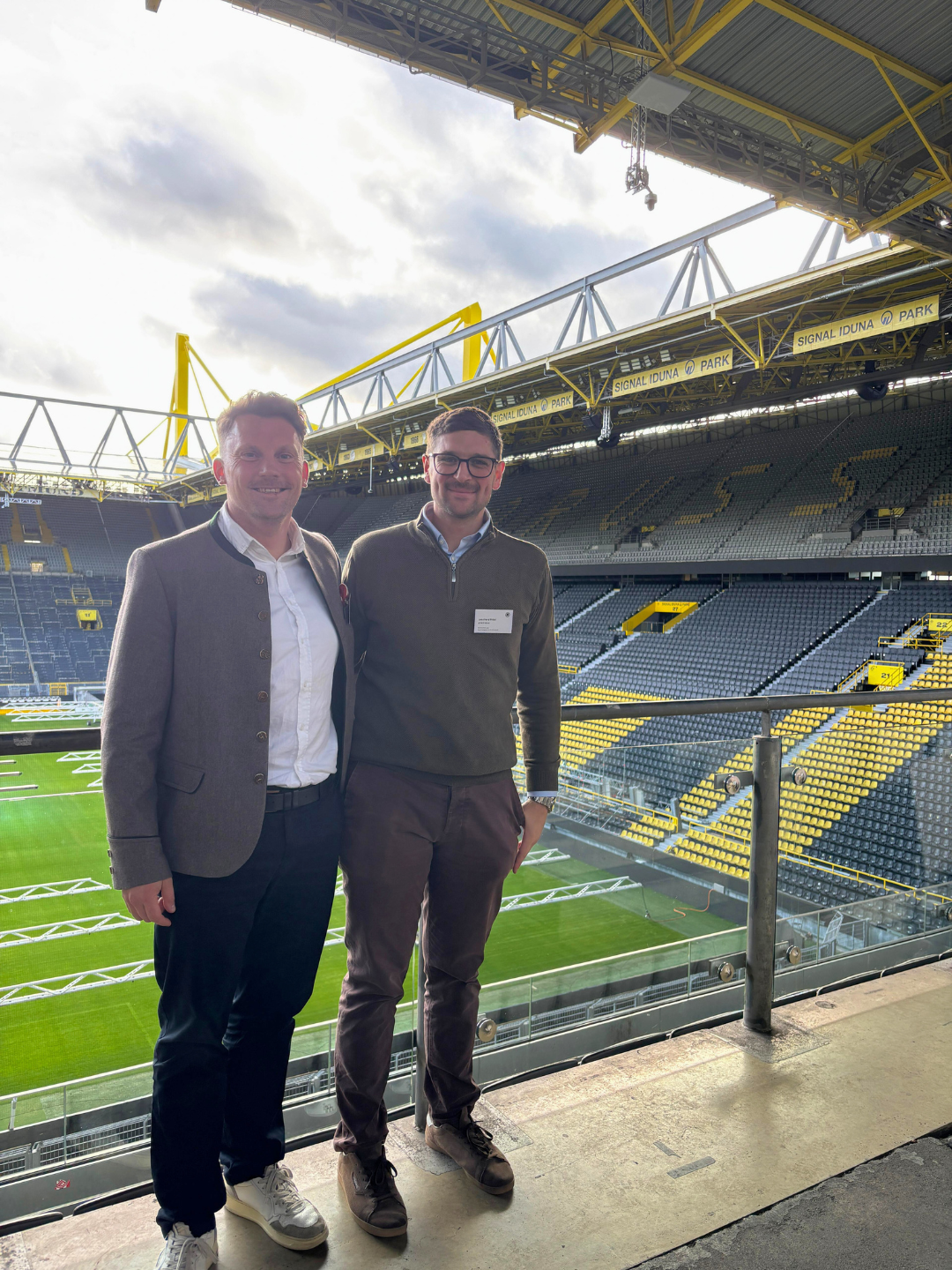 Wie wirtschaftliche Verantwortung im 21. Jahrhundert aussehen kann, wird auf der BAUM e.V. - Tagung im Signal Iduna Park deutlich. Borussia Dortmund präsentierte sich nicht nur als Gastgeber, sondern als Beispiel dafür, wie intrinsische Haltung, Technologie und strategische Entscheidungen ineinandergreifen – ganz ohne Druck von außen. Besonders sichtbar: die weltweit größte Stadion-PV-Anlage, der Plan, Scope-1 und Scope-2-Emissionen